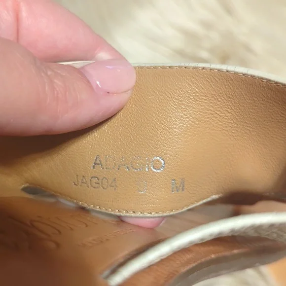 Brighton Cream Color Rhinestone Crystal Embellished Adagio thongs Sandals Sz 9 - Picture 6 of 6